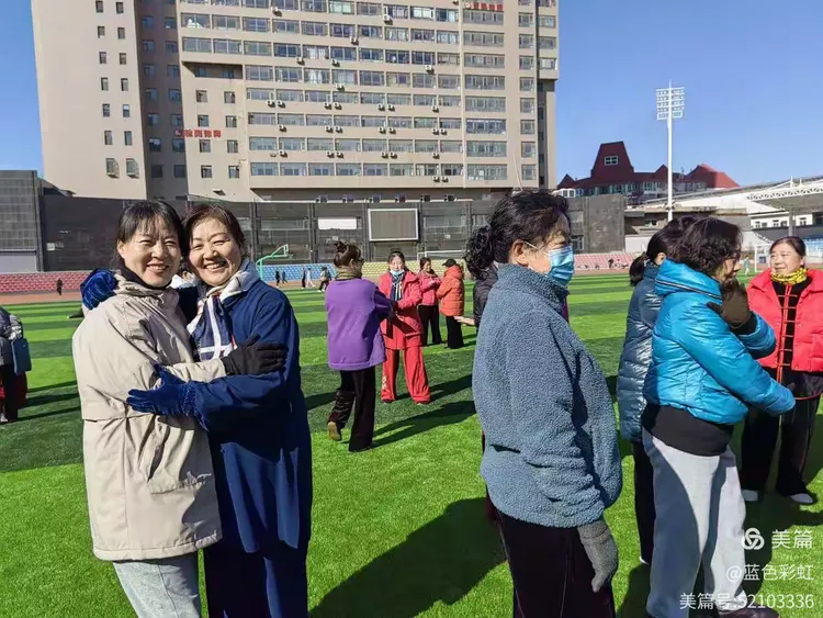 2022年正月16吕梁市太极拳协会副主席高玉荣老师在体育场规范28式太极拳教学。